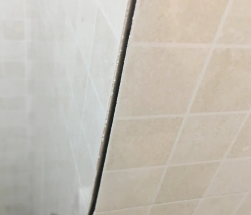 威海市瓷砖空鼓维修公司分享阳台瓷砖脱落的修复过程可以分为以下几个步骤