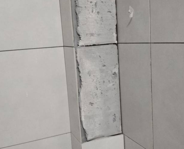 威海市瓷砖空鼓维修公司分享下瓷砖施工前基层浇水润湿程度不足，可能导致以下问题